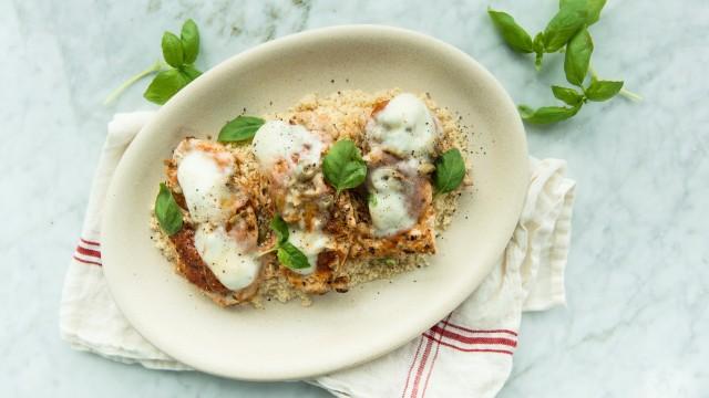 Poulet parmigiana / Hots-dogs garnis oignons verts, kale et rabiole