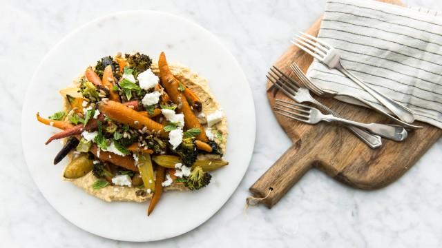Côtelettes de porc aux pommes / Salade roquettes / Légumes rôtis plaque / Houmous maison