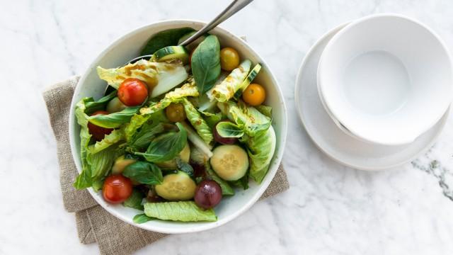 Casserole de saucisses, légumes et pommes de terre rissolées / Salade verte et vinaigrette