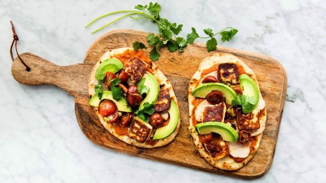 Pizza sur pain naan (sauce de poulet au beurre) / Bol de saumon mariné