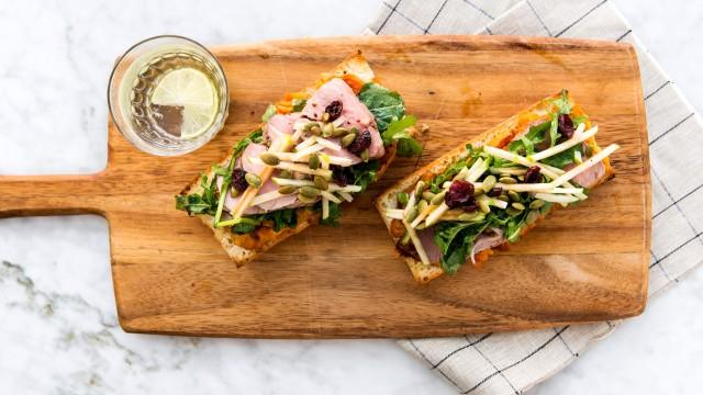 Tartines de patates douces et de filet de porc rôti / riz frit au boeuf