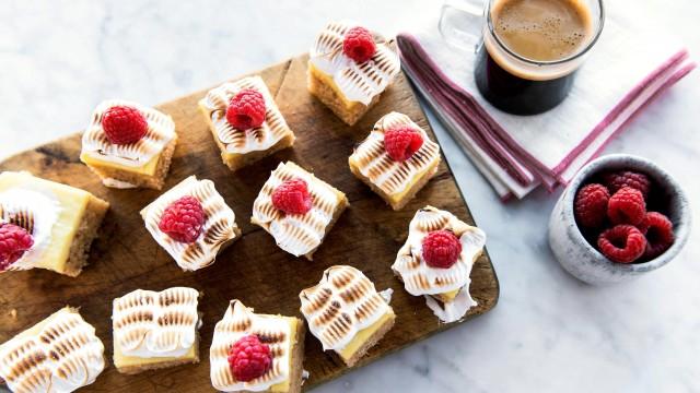 Petits gâteaux aux épices, meringue et framboises