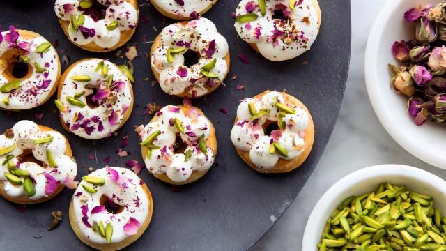 Mini-beignes à l'orange, crème au chocolat blanc / Bouchées chocolatées au caramel