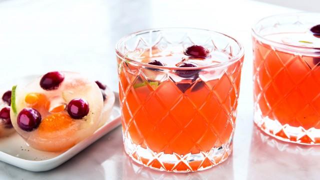 Gin tonique au sirop de grenade et poivre rose / Punch rhum à la clémentine et anneaux de glace