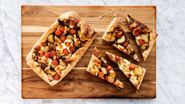 Tarte de pommes de terre, de tomates et de fromage en grains / Crème de tomate au cari