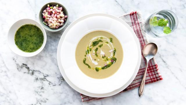 Velouté de chou-fleur rôti au four / Tartare de bœuf et caviar de moutarde