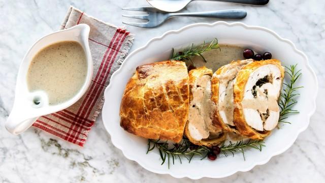 Dindon Wellington aux oignons caramélisés, sauce aux champignons