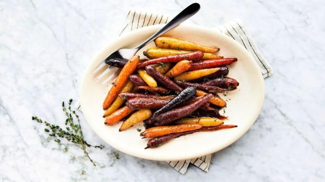 Pommes de terre rôties à l'ail confit et au romarin / Carottes glacées au balsamique