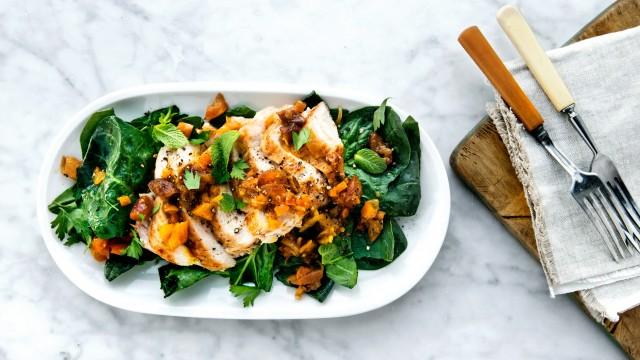 Poitrines de poulet aux abricots séchés et au safran
