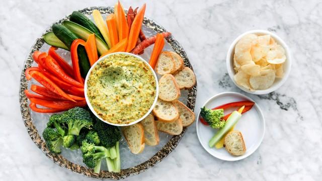 Trempette chaude à l'artichaut / Salade de brocoli, raisins et amandes grillées