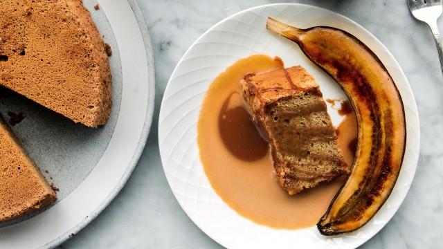 Gâteau des anges au sucre brun / Crème anglaise au caramel / Bananes caramélisées