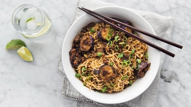 Bols de ramen au boeuf et aux aubergines / Fondue au fromage au vermouth et au bacon