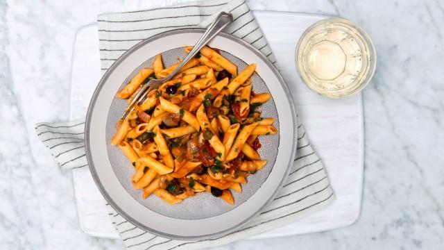 Moules aux tomates et au thym / Pâtes à la sauce puttanesca / Salades d'endives et de céleris