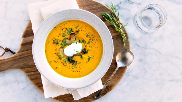 Potage de carottes, biscuits dentelle à l’orange et aux carottes et des carottes marinées express
