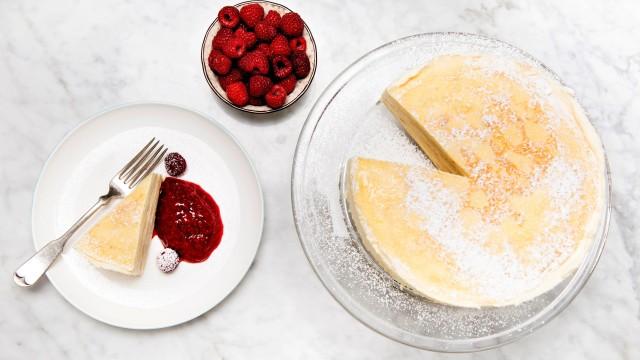 Gâteau mille-crêpes / Coulis de framboises