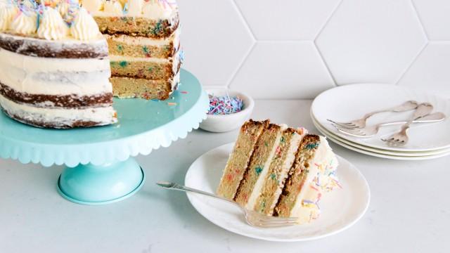 Gâteau d'anniversaire aux confettis