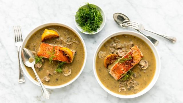 Soupe repas aux champignons et saumon poêlé