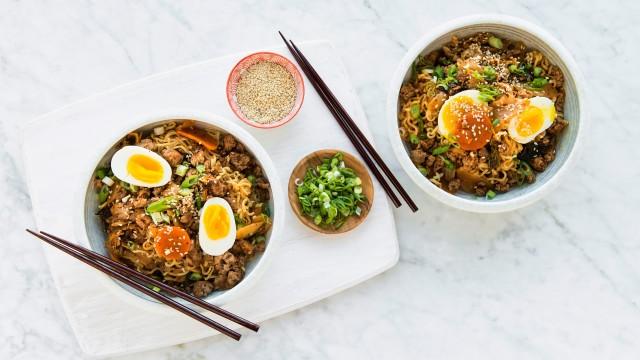 Nouilles ramen au kimchi et au porc / Salade panzanella