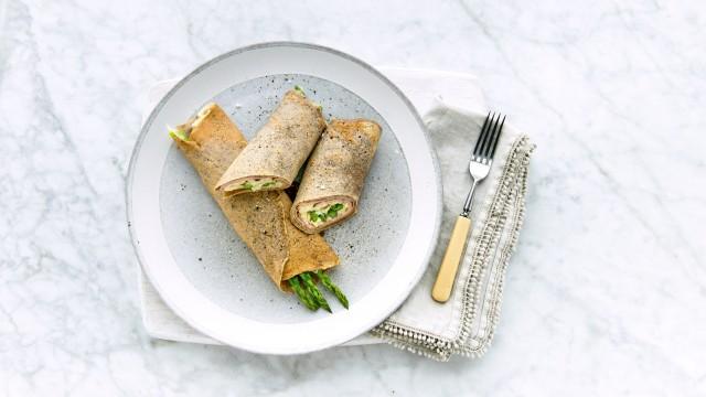 Crêpes sarrasin, bechamel, jambon, asperges, fromage / Fèves au lard