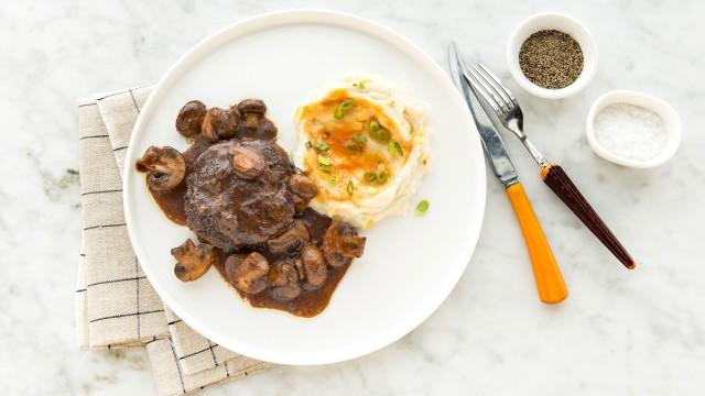 Hamburger steak et purée de patates / Lait frappé aux petits fruits
