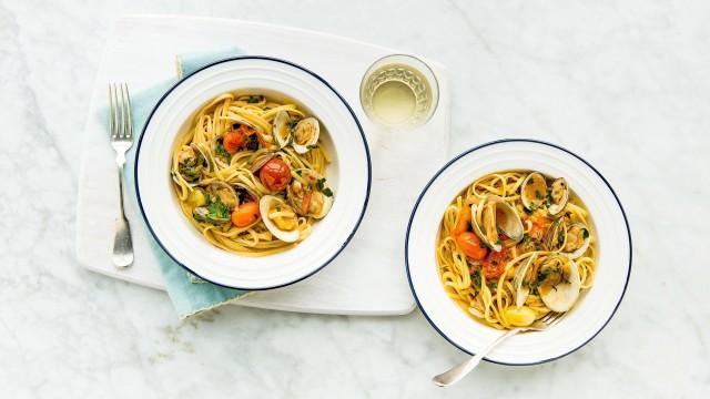 Gnocchis aux asperges et au jambon / Linguine alle vongole (pâtes aux palourdes)
