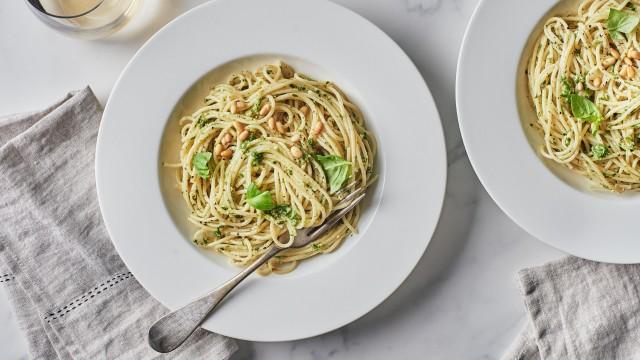 Pain à l'ail et au fromage façon grilled cheese / Spaghettis au pesto de roquette