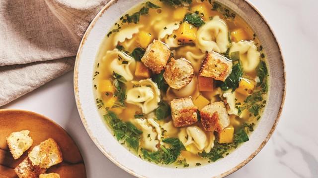 Croûtes chaudes au fromage / Soupe-repas aux tortellinis et à la courge