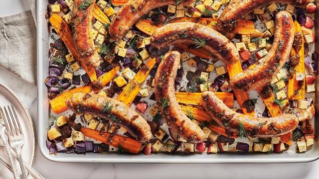 Salade tiède de kale et poulet laqué miel-paprika / Saucisses et légumes rôtis aux pommes
