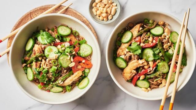 Des nouilles soba aux arachides et au poulet