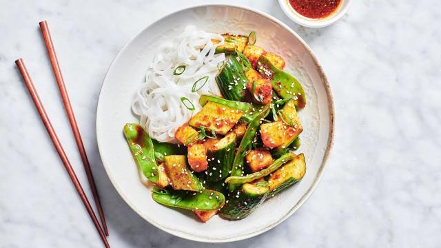 Pitas salade de porc / Bols de tofu frit, légumes verts et nouilles de riz