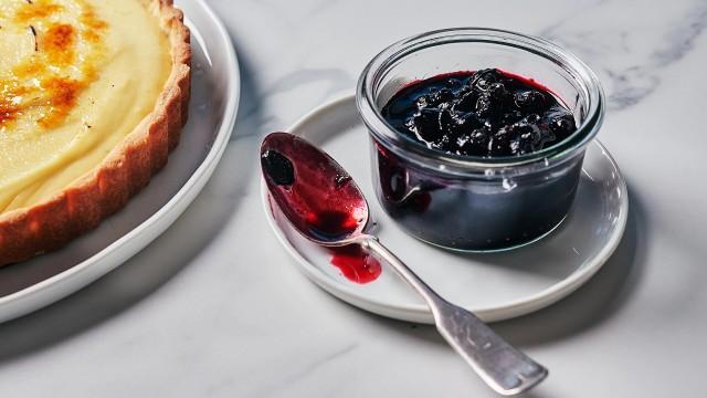 Tarte caramélisée au fromage / Compotée de camerises