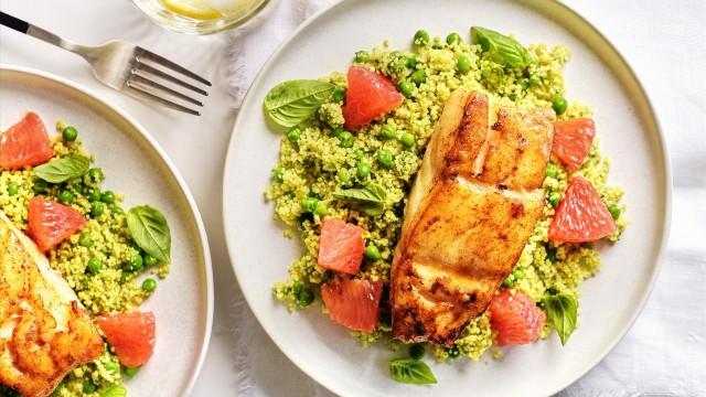Tofu croustillant / Salade de légumes frais / Morue poêlée / couscous au pesto