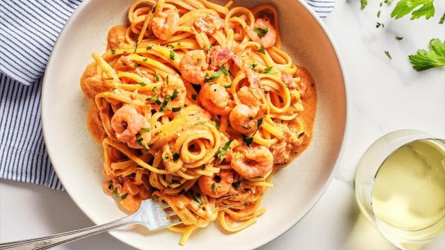 Linguines cajuns aux crevettes et tartines au bœuf et aux oignons caramélisés