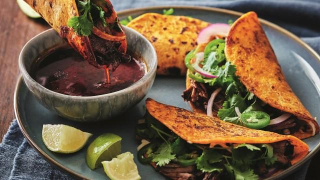 Tacos de bœuf braisé au fromage (quesabirria)