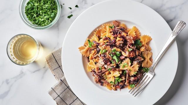 Farfalles au radicchio et noix de Grenoble / Pizzas sur pains naans au capicollo
