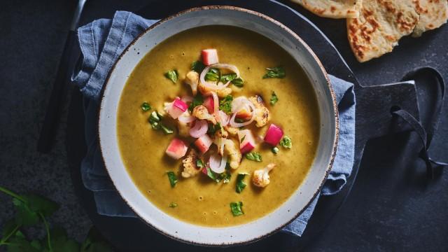 Potage au chou-fleur, lait de coco et au cari /Salade de style niçoise aux pitas épicés