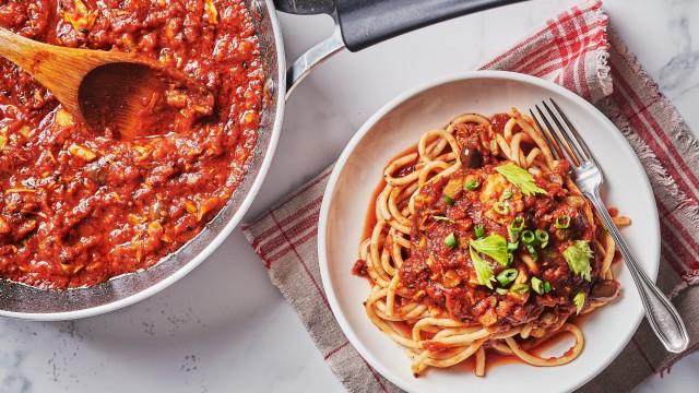 Casserole de nouilles au thon / Sauce aux tomates grillées et au thon