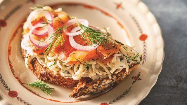 Tartine gravlax / Vinaigrette céleri-rave / Mocktail
