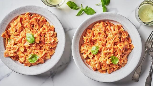 Pâtes sauce rosée et macaronis au fromage