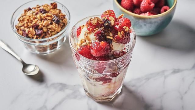 Granola / Aspic de fruits en coupe / Sundae brunch