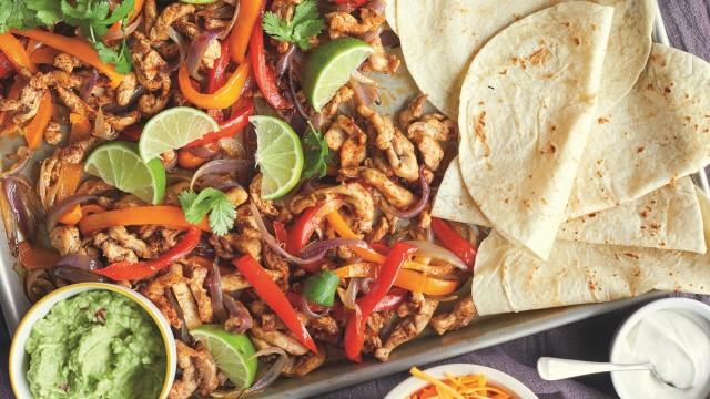 Plaque de légumes racines et pois chiches au cari / Fajitas au poulet