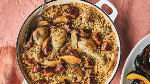 Casserole de saucisses et de poulet au riz brun