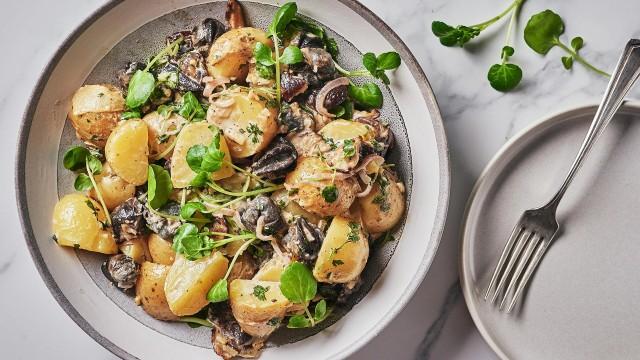Salade tiède de pommes de terre et d’escargots / Feuilleté d’escargots au pastis