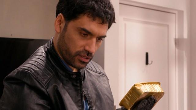 Ignacio investiga la habitación de Nadir
