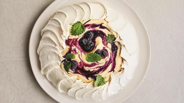 Pavlova à l’érable et aux bleuets