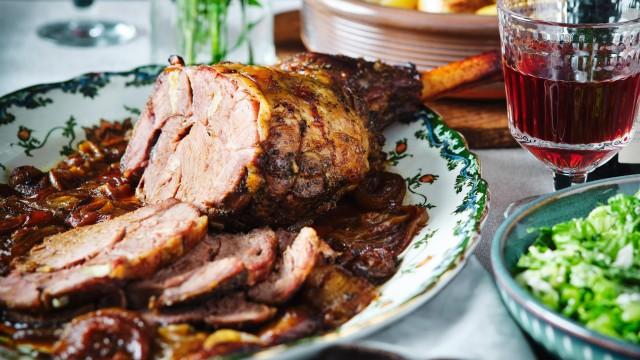 Gigot d'agneau rôti à la grecque / Pommes de terre au citron / Salade verte aux herbes