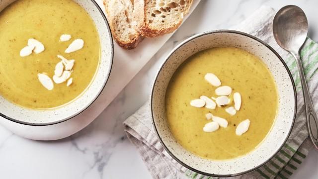 Potage vide-frigo aux légumes / Carrés aux dattes à l’orange et aux amandes