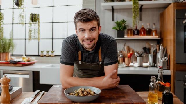 Truite et salade de choux de Bruxelles et de crevettes