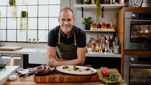 Escalopes de poulet et salade de chou-rave / Tartelettes de chou-rave, pommes et boudin