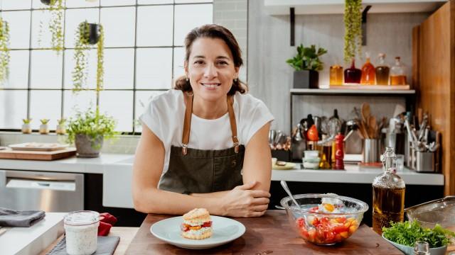 Scones nature / Fromage aux herbes et salade de tomates
